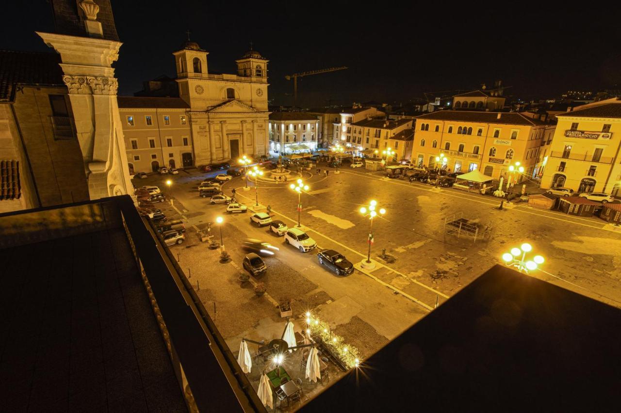 Piazza Del Mercato LʼAquila Exteriér fotografie