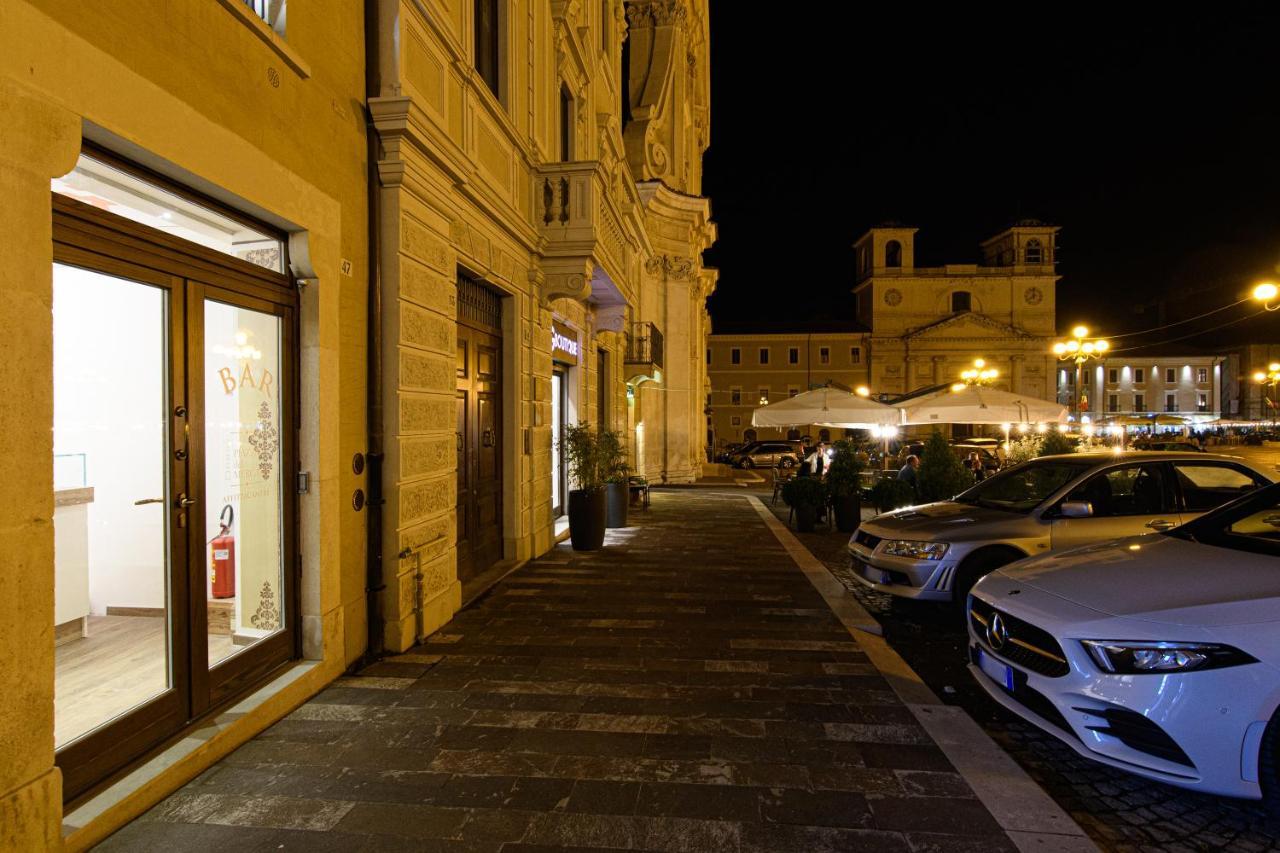 Piazza Del Mercato LʼAquila Exteriér fotografie